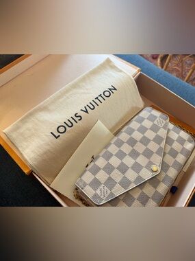 Louis Vuitton - Felicie Pochette Damier